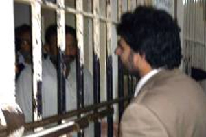 ناصر شیرازی کی فروکہ واقعہ میں گرفتار اسیران سے حوالات میں ملاقات، ہر ممکن تعاون کی یقین دہانی