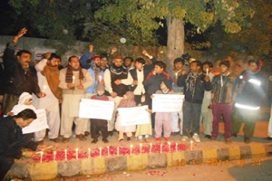 ملتان، سانحہ پشاور کے خلاف ایم ڈبلیو ایم اور آئی ایس او کا مظاہرہ، شہداء کی یاد میں چراغاں
