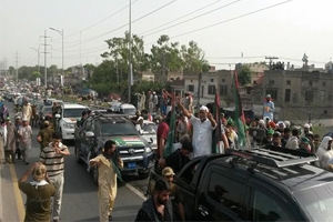 انقلاب مارچ چالیس گھنٹےکی طویل مصافت اور شدید سفری مشکلات کے بعدشہراقتدارمیں داخل ہوگیا