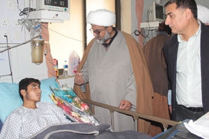 علامہ ناصرعباس جعفری کی لیڈی ریڈنگ اسپتال پشاور میں زخمی طلباء کی عیادت ،پھول پیش کیئے