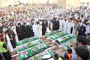 سعودیہ میں شہدائےعاشورہ کی تشیع جنازہ میں ہزاروں شیعہ سنی عوام کی شرکت، آل سعودانگشت بادندان