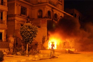 مصر میں احتجاجی مظاہرین نے اخوان المسلمون کا مرکز تباہ کردیا