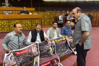 قبائلی اضلاع میں بدامنی کے خلاف ایم ڈبلیوایم کے ممبر قومی اسمبلی حمید حسین کا دیگر ممبران کے ہمراہ سپیکر ڈیسک کے سامنے احتجاج