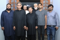 صدرایم ڈبلیوایم صوبہ سندھ علامہ باقرعباس زیدی کی وفدکے ہمراہ ڈان نیوز چینل کے ڈائریکٹر جناب زاہد مظہر کے گھر نیاز حلیم امام حسین علیہ السلام میں شرکت