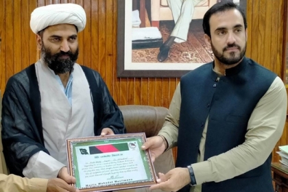 ترجمان ایم ڈبلیوایم علامہ مقصودڈومکی کی ڈپٹی کمشنر جعفرآباد عبدالرزاق خجک سے ملاقات،  ایام محرم میں بہتر انتظامات پراعزازی شیلڈ سےنوازا