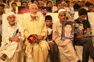 کراچی: شہدائے راہ ولایت کانفرنس میں خانوادگان شہداء کی خصوصی شرکت، ایم ڈبلیوایم کی جانب سے پھولوں کا تحفہ