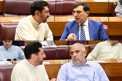 ایم ڈبلیوایم انجینئر حمید حسین کی اسمبلی سیشن کے دوران چیئرمین پی ٹی آئی بیرسٹر گوہر خان اور سابق اسپیکر قومی اسمبلی اسد قیصر سے ملاقات